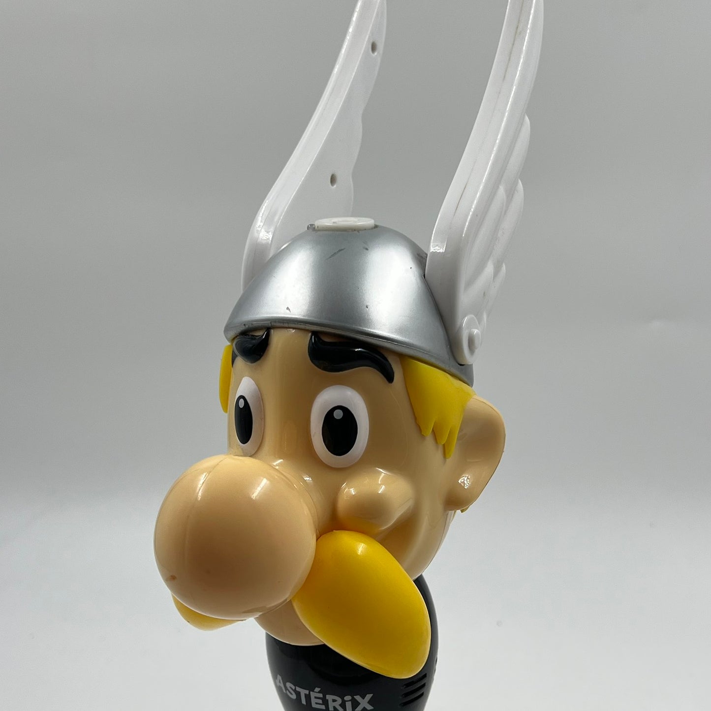 Vintage αντικείμενο Asterix με κράνος και φτερά, συλλεκτικό κομμάτι με retro ύφος