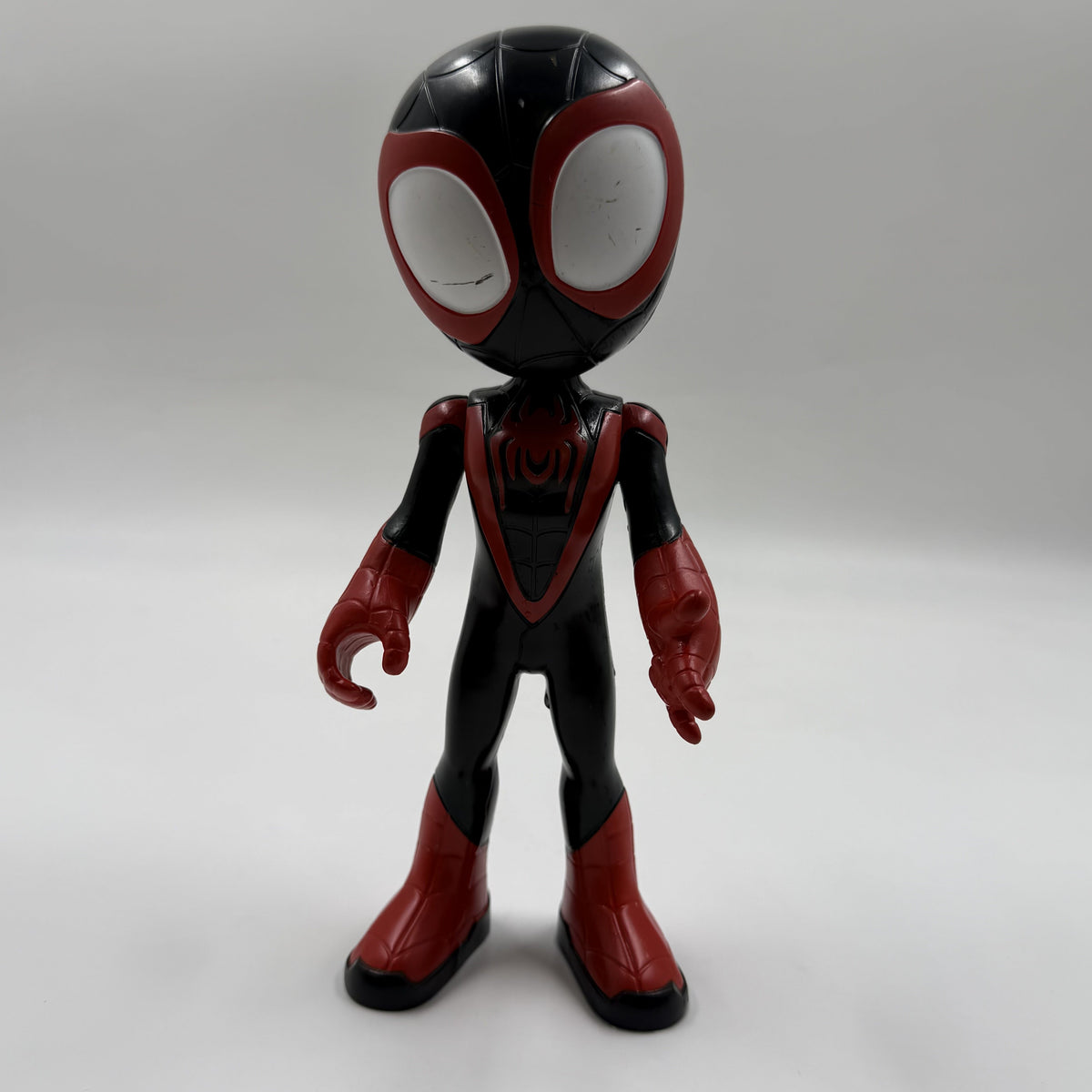 Φιγούρα Miles Morales - όρθια μπροστινή λήψη