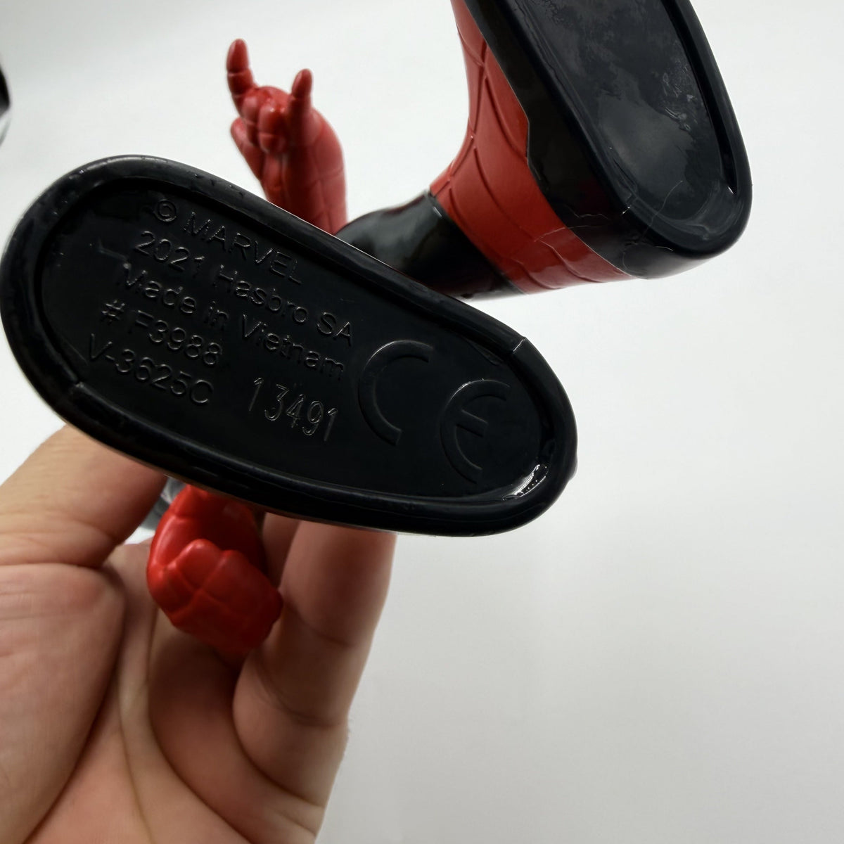 Φιγούρα Miles Morales - σήμανση Marvel 2021 Hasbro SA στο πέλμα