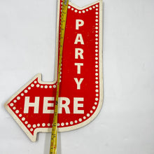 Διακοσμητική Πινακίδα “Party Here” Retro Arrow Sign – Ξύλινη Vintage Διακόσμηση