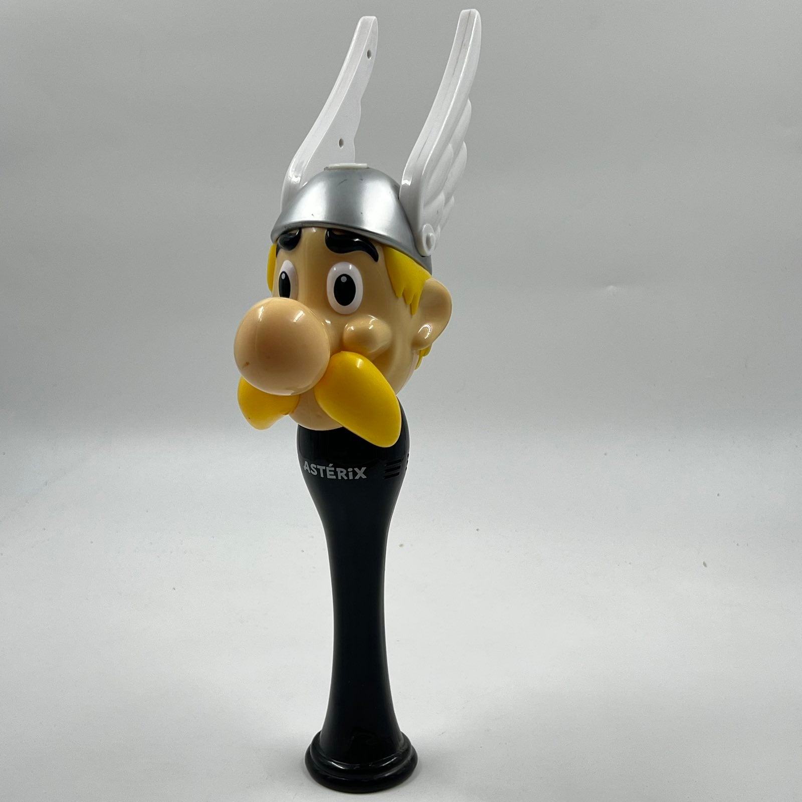 Vintage αντικείμενο Asterix με κράνος και φτερά, συλλεκτικό κομμάτι με retro ύφος