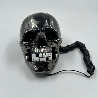 Vintage τηλέφωνο σε σχήμα κρανίου “Skull Novelty Telephone” με μεταλλικό φινίρισμα chrome – retro συλλεκτικό gadget