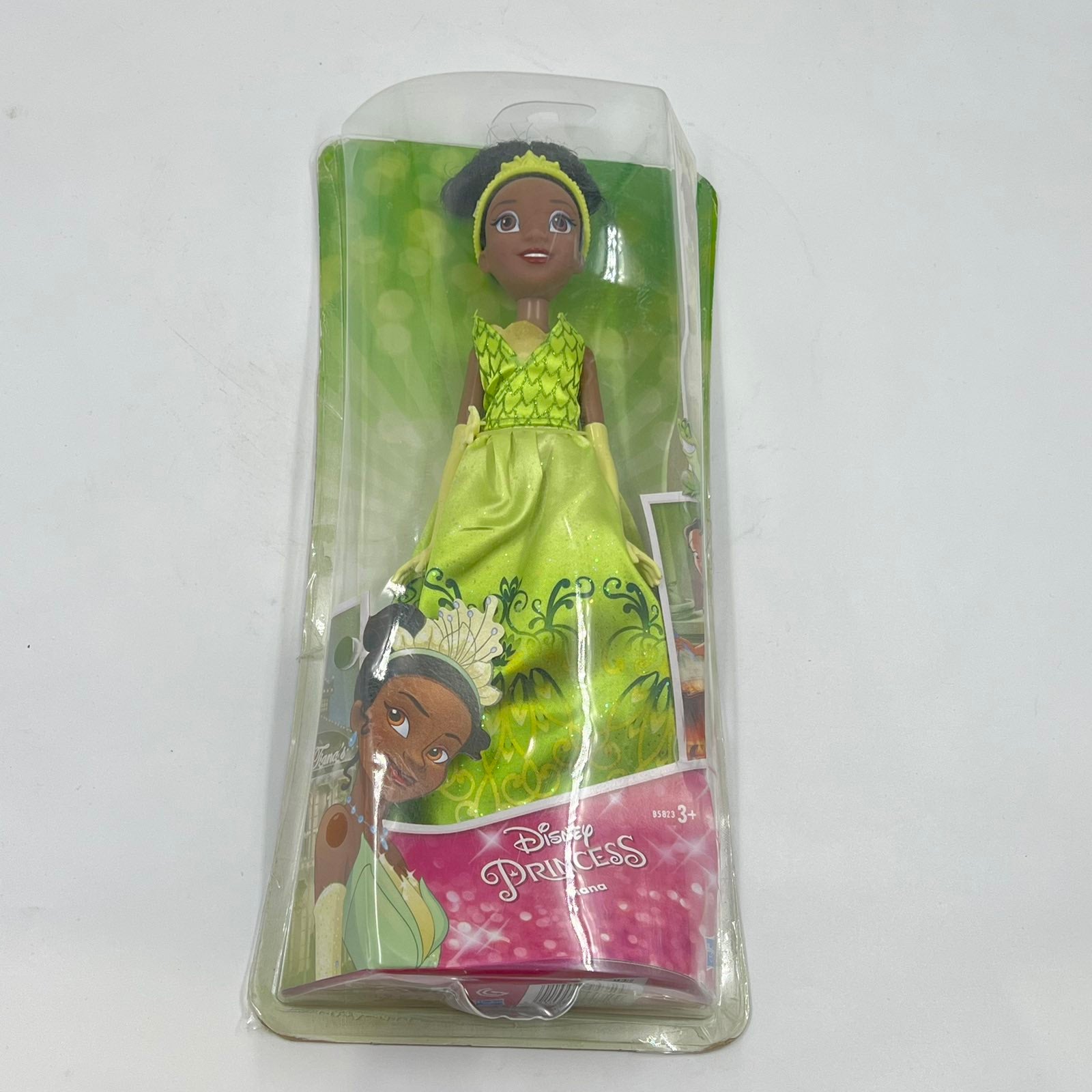 Κλασική κούκλα Disney Princess Tiana από την αγαπημένη ταινία Η Πριγκίπισσα και ο Βάτραχος. Η Tiana φοράει το χαρακτηριστικό πράσινο φόρεμά της με γάντια και κορδέλα στα μαλλιά. Αυθεντικό προϊόν Hasbro, ιδανικό για συλλέκτες Disney ή για παιδιά που αγαπούν τις πριγκίπισσες.