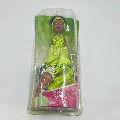 Κλασική κούκλα Disney Princess Tiana από την αγαπημένη ταινία Η Πριγκίπισσα και ο Βάτραχος. Η Tiana φοράει το χαρακτηριστικό πράσινο φόρεμά της με γάντια και κορδέλα στα μαλλιά. Αυθεντικό προϊόν Hasbro, ιδανικό για συλλέκτες Disney ή για παιδιά που αγαπούν τις πριγκίπισσες.