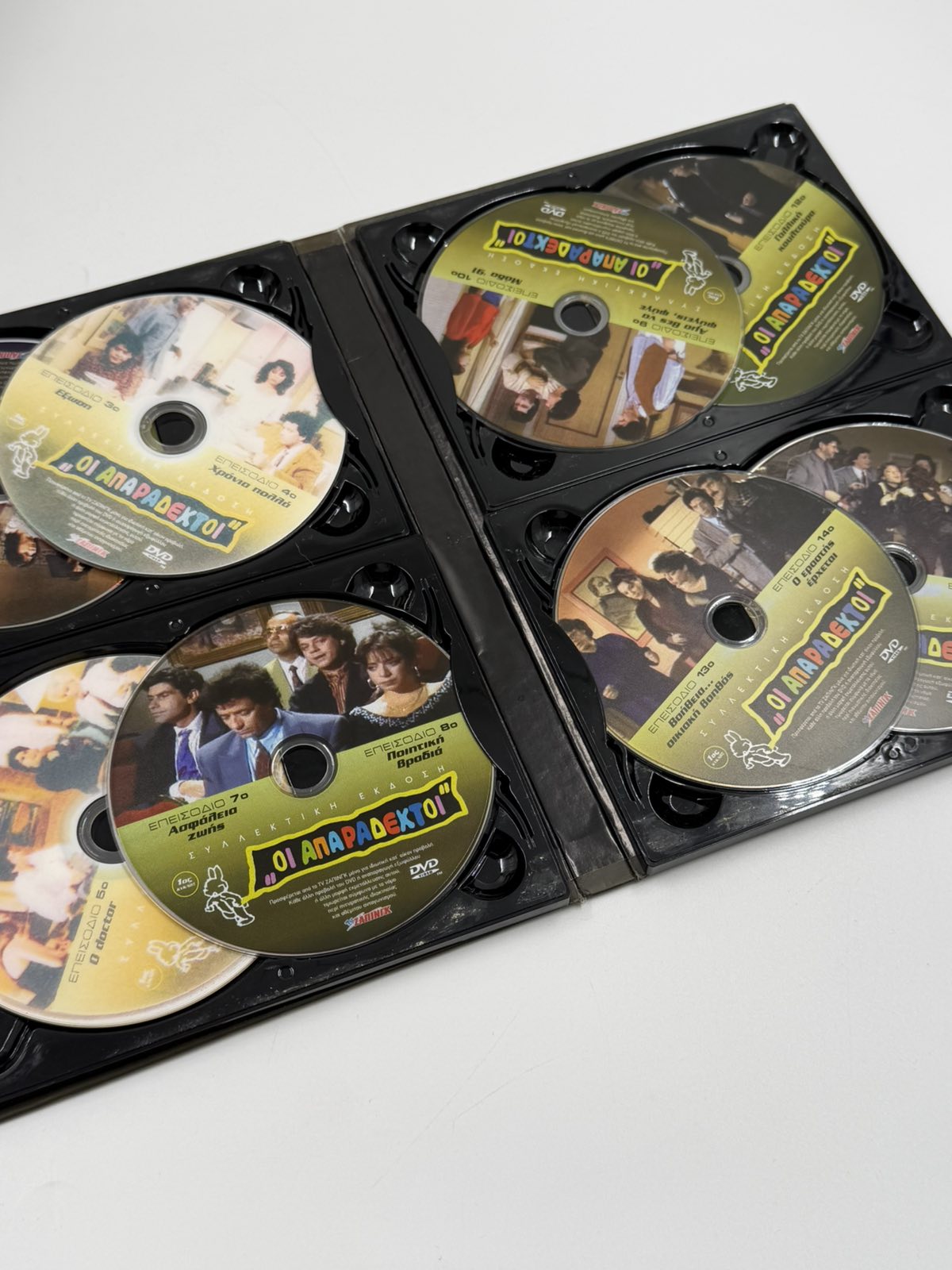 Οι Απαράδεκτοι 1ος Κύκλος DVD Box Set 8 Discs Συλλεκτική Έκδοση (16 Επεισόδια)