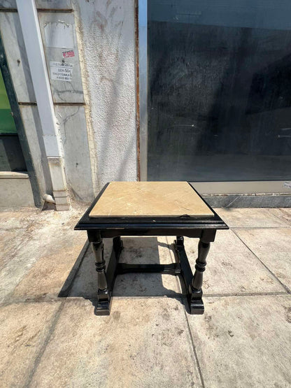 Μικρό Ξύλινο Τετράγωνο Τραπεζάκι Και Μαρμάρινη Βάση