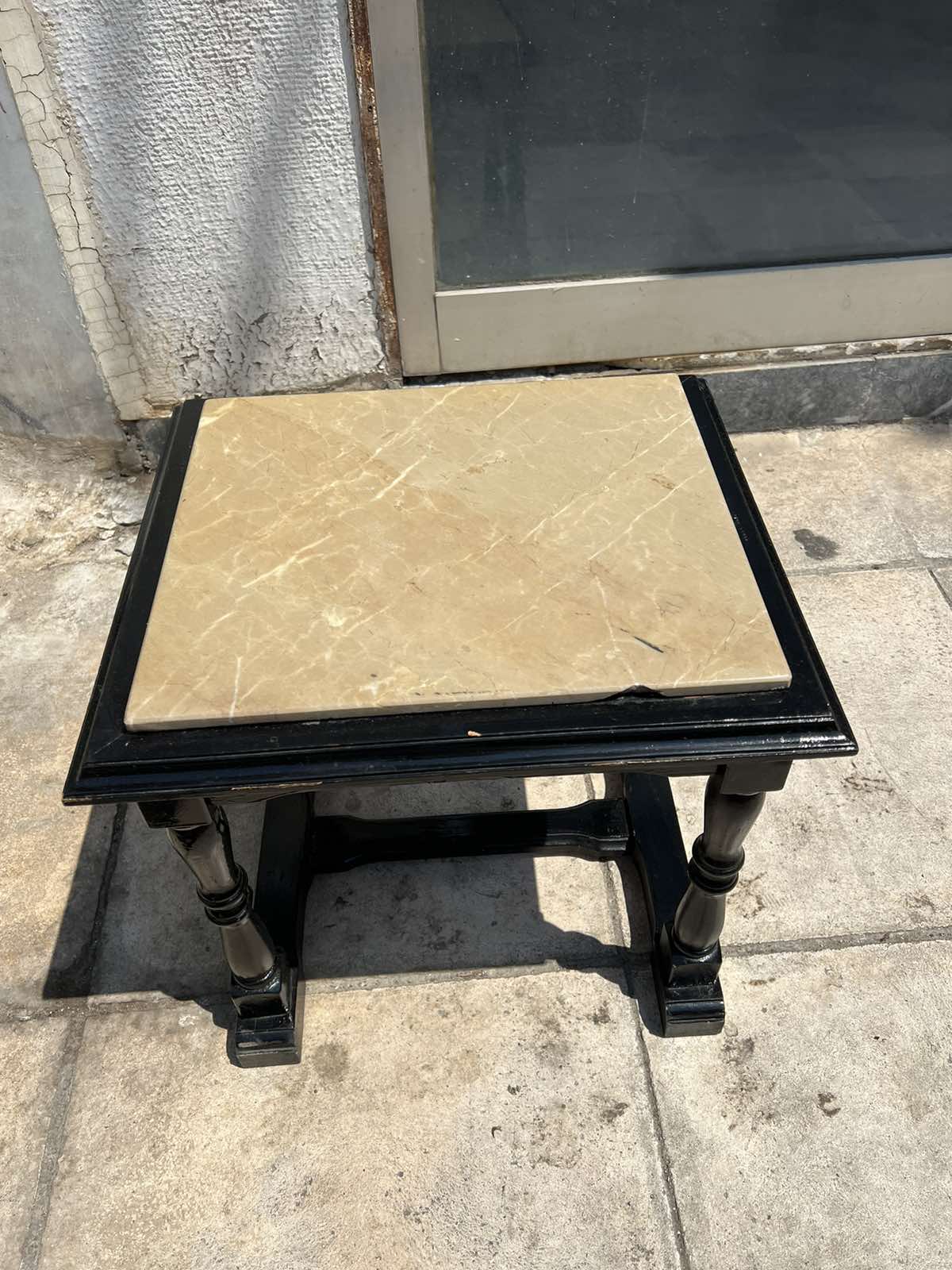 Μικρό Ξύλινο Τετράγωνο Τραπεζάκι Και Μαρμάρινη Βάση