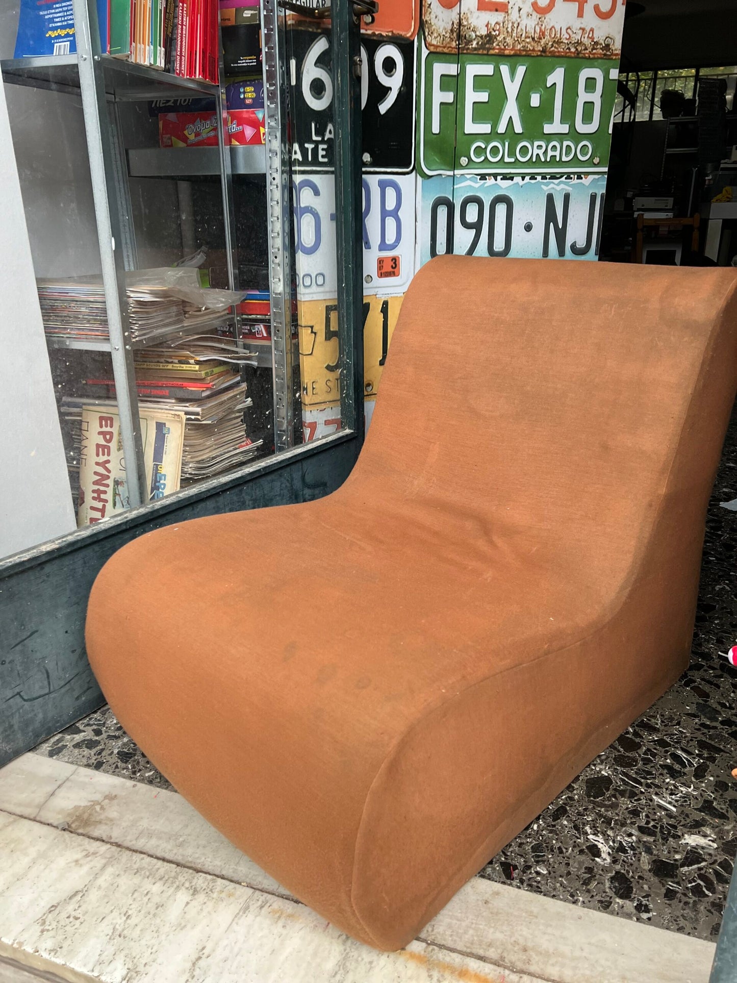 Διακοσμητική vintage πολυθρόνα lounge τύπου S-shape, καφέ ύφασμα