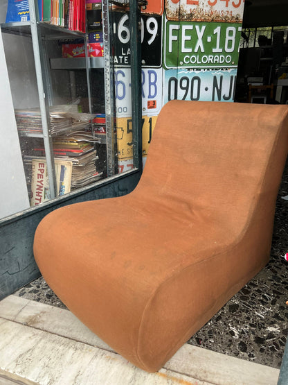 Διακοσμητική vintage πολυθρόνα lounge τύπου S-shape, καφέ ύφασμα