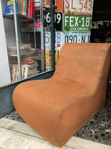 Διακοσμητική vintage πολυθρόνα lounge τύπου S-shape, καφέ ύφασμα
