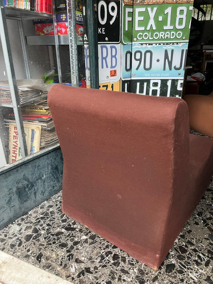 Διακοσμητική vintage πολυθρόνα lounge τύπου S-shape, σκούρο καφέ ύφασμα
