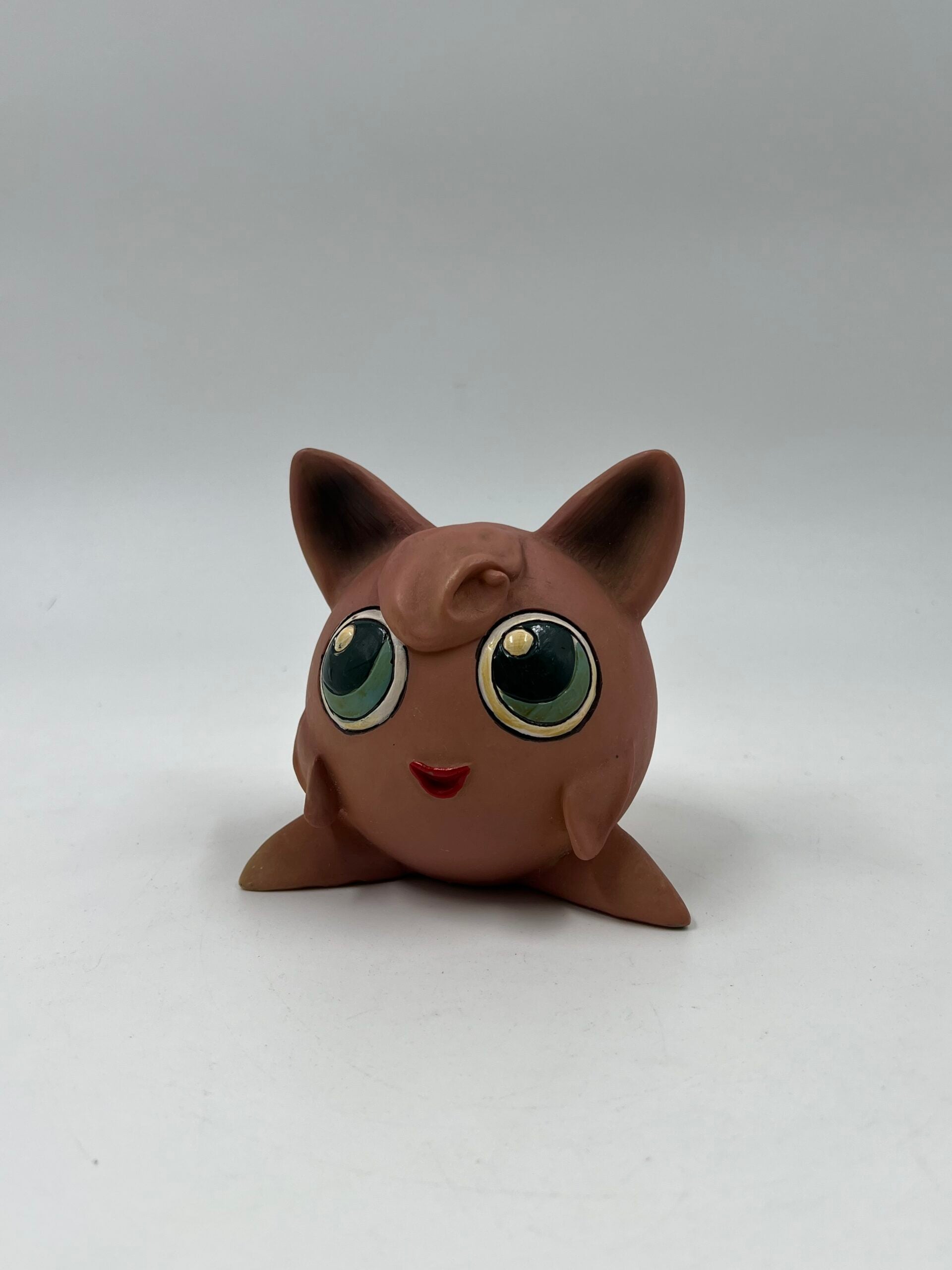 Αυτός ο χειροποίητος κουμπαράς Jigglypuff είναι εμπνευσμένος από τον αγαπημένο χαρακτήρα των Pokemon και προσφέρει μοναδική αισθητική retro παιδικής φαντασίας. Κατασκευασμένος από κεραμικό υλικό, ιδανικός για συλλέκτες, διακόσμηση γραφείου ή ως δώρο.